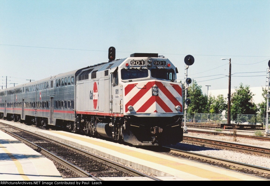 Inbound commuter shoves west